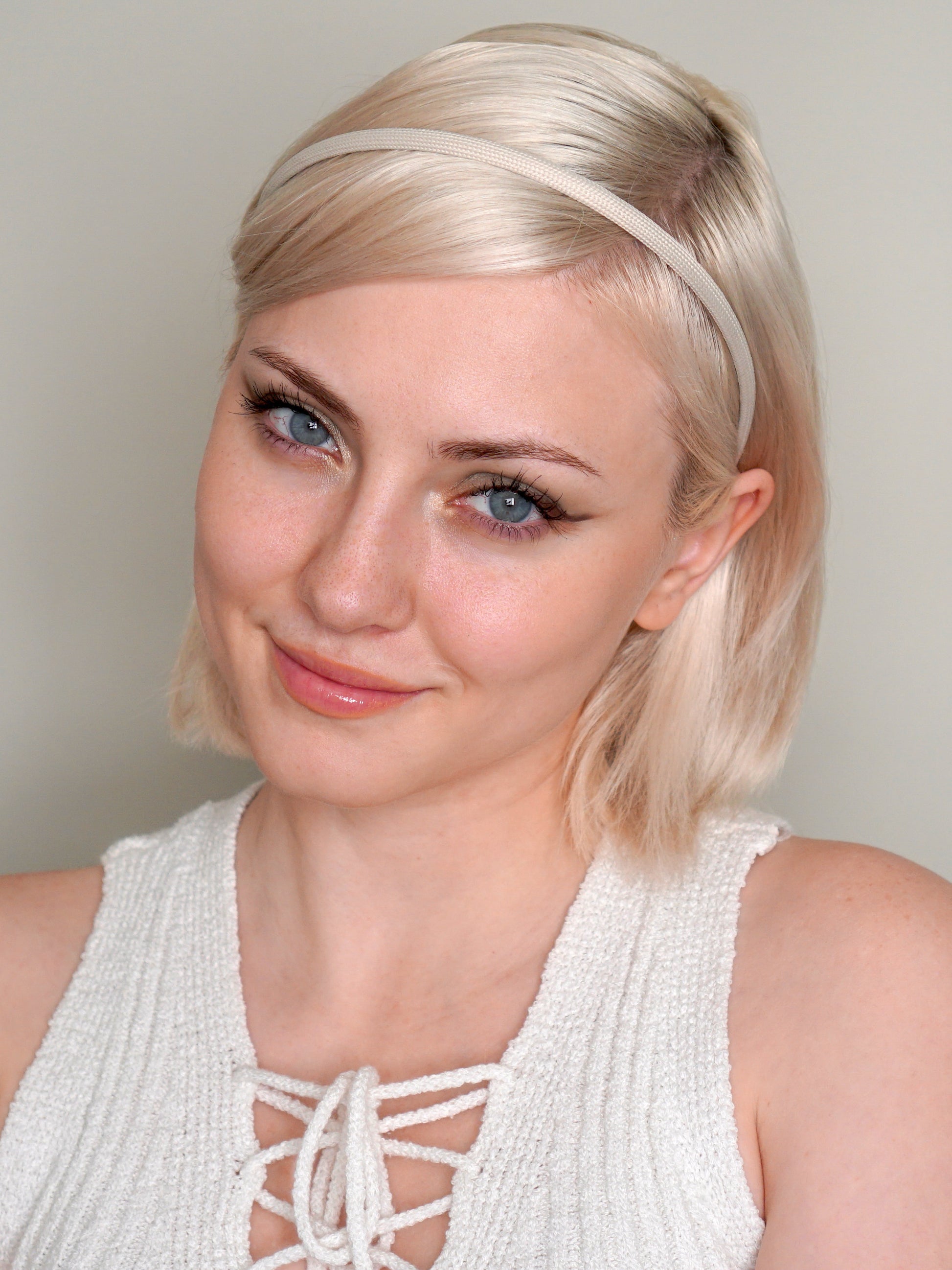 Woman wearing Heliums Thin Headband in light blonde color